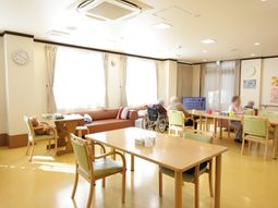 暖色系ダイニング空間