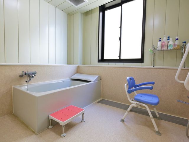 清潔な浴室設備 浴室 手すり付きで安全性に配慮された浴室です。入浴の際の心地よさと利便性が考慮されています。