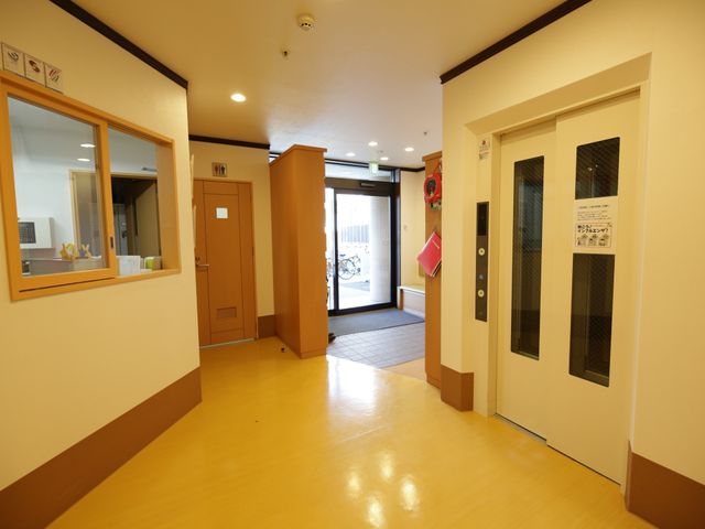 エントランスの明るい廊下 玄関内部 ゆったりとしたエントランスホールは、お出迎えに最適な空間です。働く上で清潔感のある環境が保たれています。