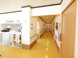 廊下の明るい風景