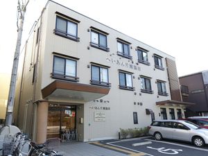明るい外観の施設エントランス