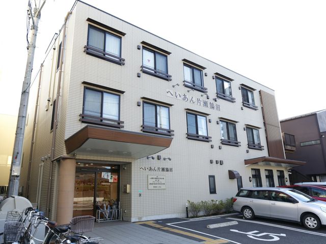 明るい外観の施設エントランス 外観 清潔感あふれるエントランスがお出迎え。どなたでも安心して日々の業務を行える環境が整っています。