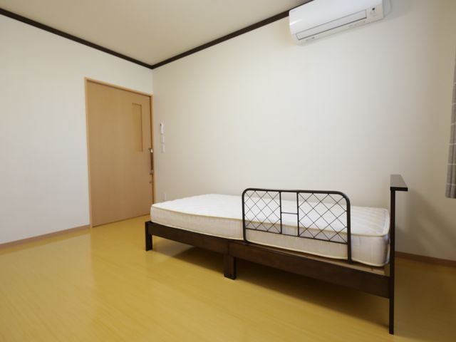 シンプルな洋室 居室 広々とした清潔感あふれる個室です。落ち着いた色合いで、心安らぐ空間を提供しています。