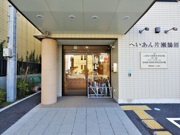 エントランスの明るい景色