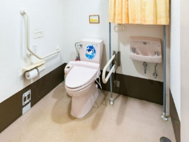 バリアフリー対応トイレ トイレ 手すり付きで安全なトイレ空間です。利用者様の自立を支援し、日々の生活が快適になるよう配慮されています。