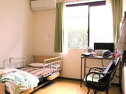 明るい個室の居室