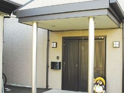 エントランスの落ち着いた外観