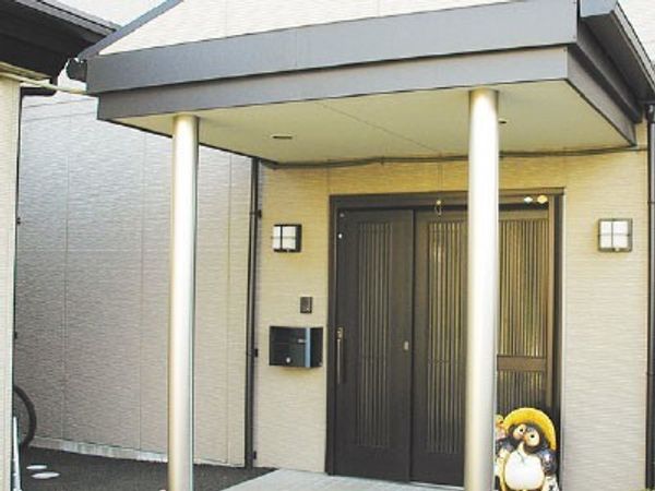 エントランスの落ち着いた外観