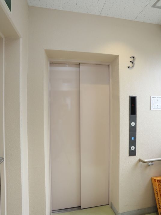 シンプルなエレベーターの扉