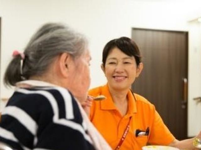 笑顔で介助するスタッフ 日常風景 温かみのある笑顔で利用者様に寄り添うスタッフの姿が印象的です。優しさあふれる対応は、働くやりがいにも繋がっています。