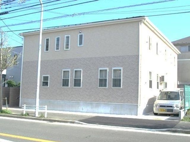 清潔感ある建物の外観 外観 見通しの良い通りに面した清潔感のあふれる建物です。外からも明るさが感じられ、清潔で穏やかな環境が期待できます。