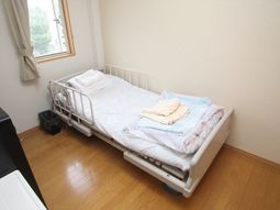 明るい居室の一角