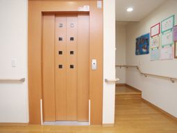 エレベーターと廊下の様子