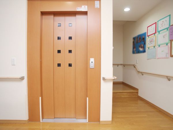 エレベーターと廊下の様子