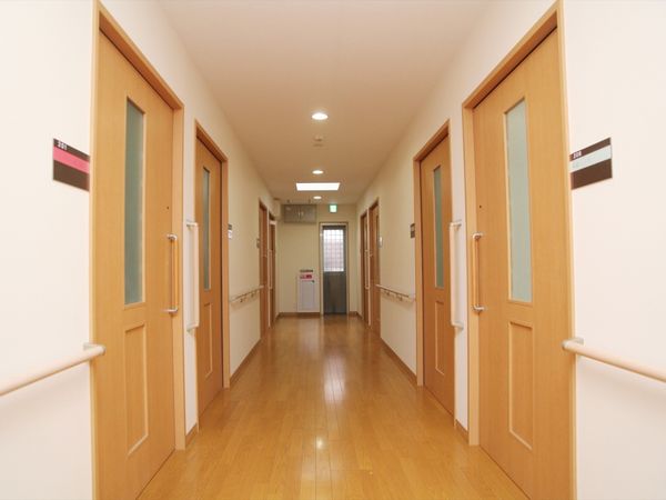 木目調の明るい廊下
