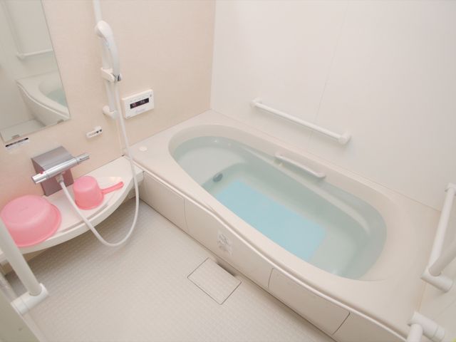 バリアフリーの浴室設備 浴室 安心安全を考えた手すり付きのゆったりとした浴室です。利用者の心身のリフレッシュに配慮した設計となっております。