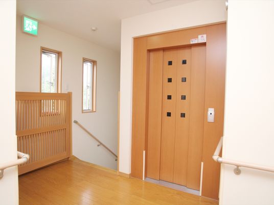 明るい廊下と木目の扉