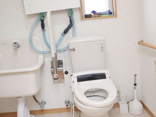 バリアフリー対応のトイレ トイレ 安全手すりを備えた清潔なトイレです。使い勝手を考えた設計で、安心してご利用いただける環境が整っています。