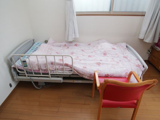 居室のシンプルなベッド