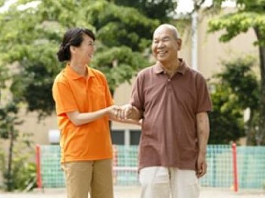笑顔で手を取り合う二人