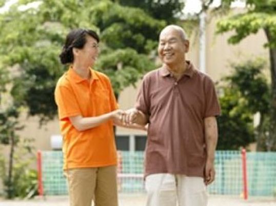 笑顔で手を取り合う二人