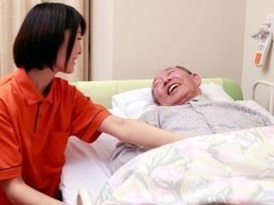 笑顔で会話する人々