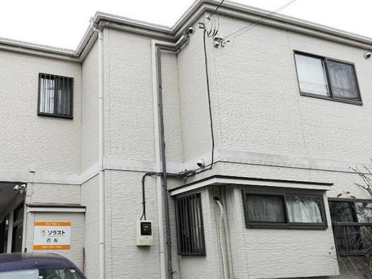 白い壁の建物外観