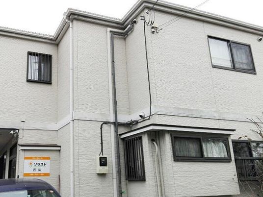 白い壁の建物外観