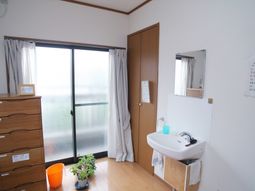 居室の窓と洗面台