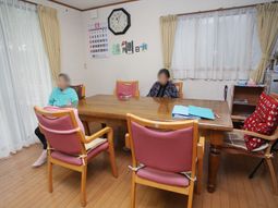 木製テーブルが中心の部屋