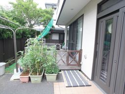 テラスの植物と手すり