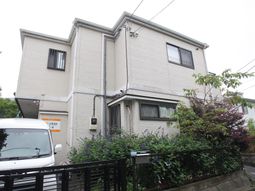 建物外観と緑の植物