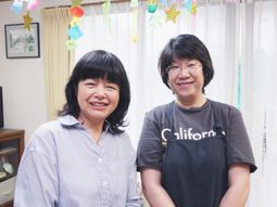 笑顔のスタッフ二人立つ