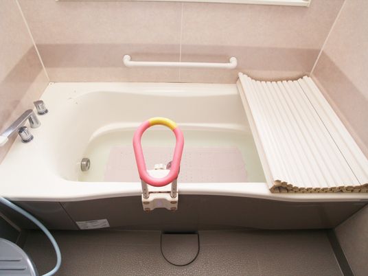 バリアフリー設計の浴室