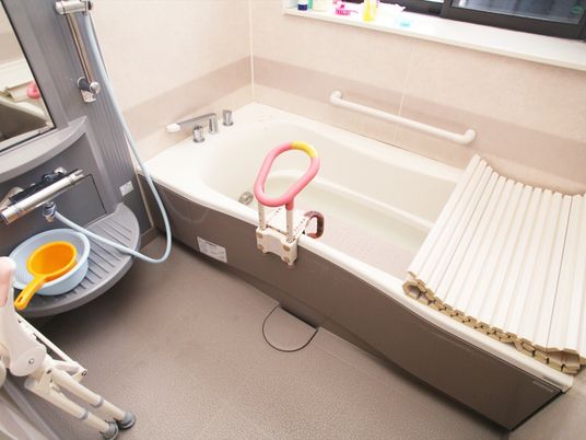 バリアフリー対応の浴室