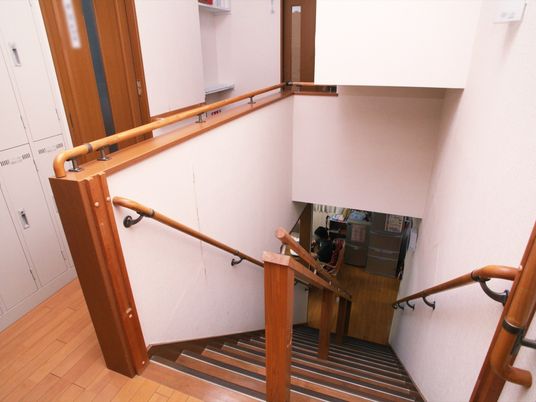 手すり付きの階段