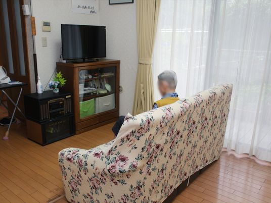 居室内テレビとソファ