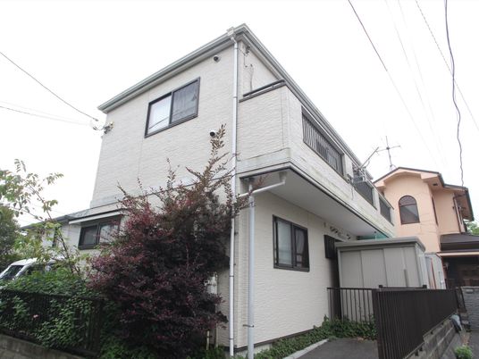 白い外壁の居宅外観