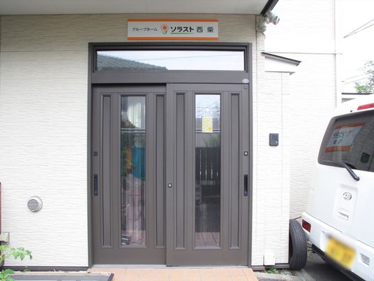 シンプルなエントランス