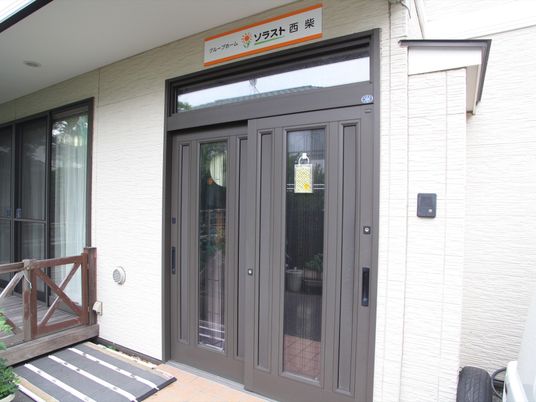 玄関ドアと看板