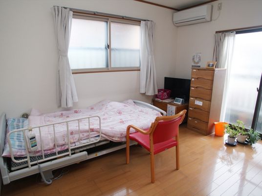 明るい個室の居室