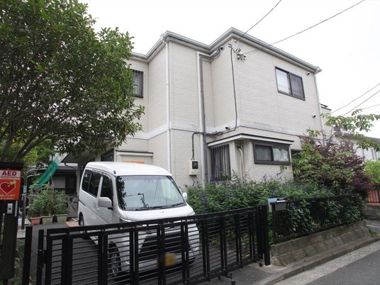 白壁の建物と緑の木々