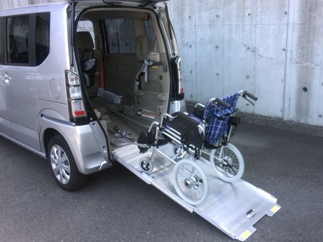 福祉車両と車椅子 外観 車椅子用のスロープが備わった福祉車両です。移動がスムーズに行えます。