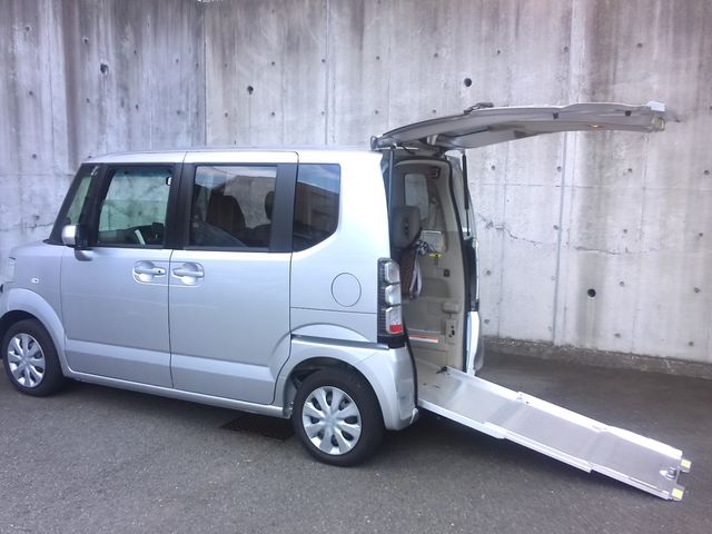 福祉車両の外観 外観 車椅子利用者に優しい福祉車両です。スロープが付いており、安全に乗り降りできます。