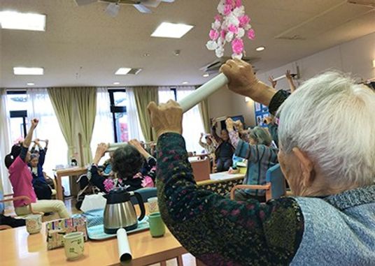 住民の体操が行われている室内