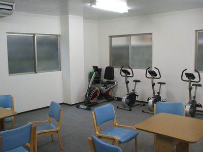 トレーニング機器と椅子のある部屋
