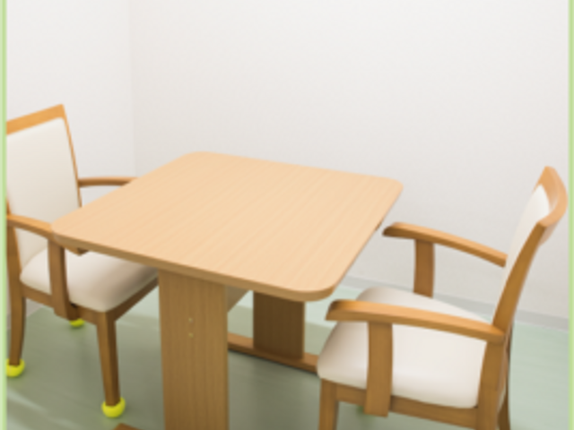 シンプルな居室 居室 シンプルで使いやすいテーブルセットが備わっています。会話や作業に最適な空間です。