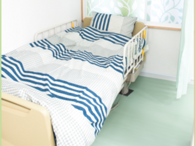 落ち着いた個室 居室 明るい光が差し込む広々とした寝室です。快適な就業環境を求める方に最適です。