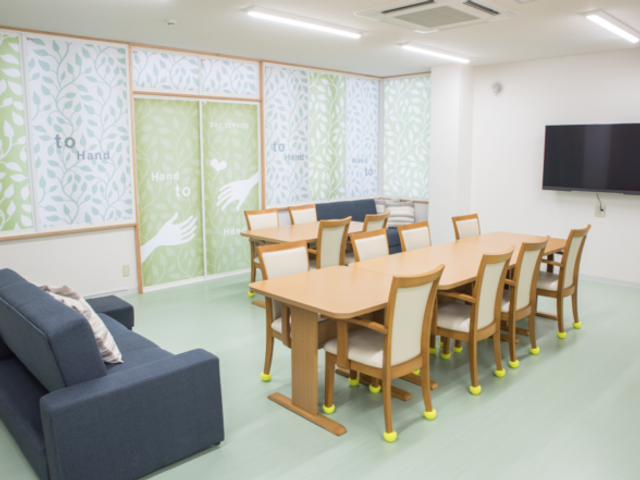 柔らかな光のラウンジ ラウンジ 広々としたラウンジは、自然光が差し込む明るい空間です。テーブルを囲んで打ち合わせが可能です。
