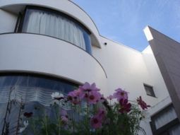 花と建物の外観